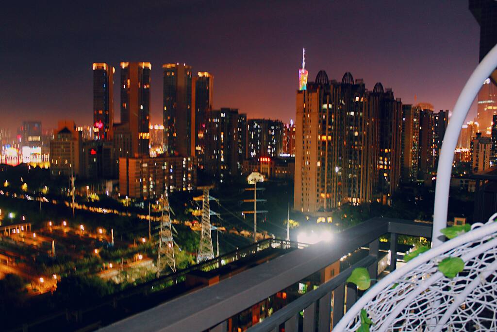 阳台夜景(右)
