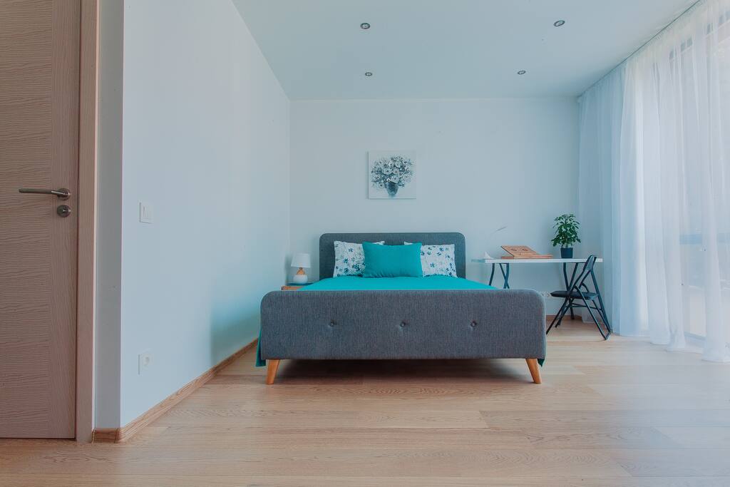 Large 200x160cm bed