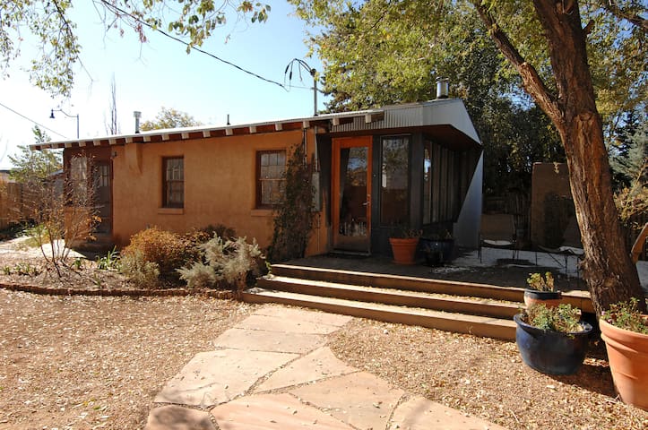 Charming One-Bedroom near Rail Yard and Plaza