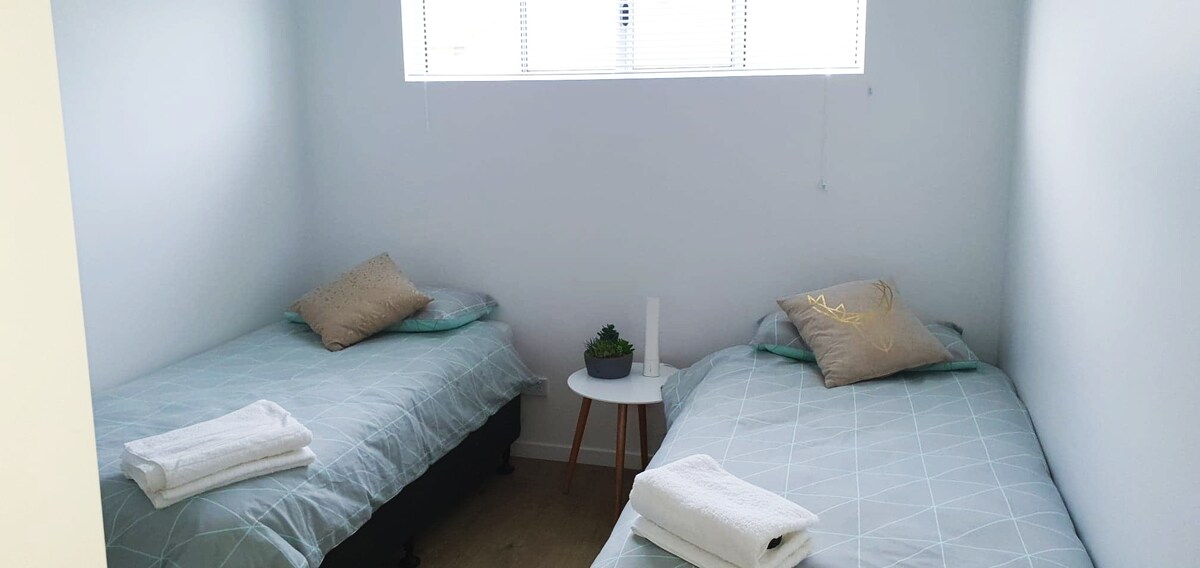 Dhoma e dytë e gjumit, me shumë dritë natyrale dhe ventilatorë celularë për ato net të ngrohta - përfshin portalin USB për lehtësinë tënde.