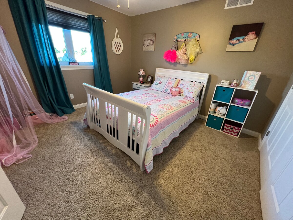 二楼卧室配有双人床