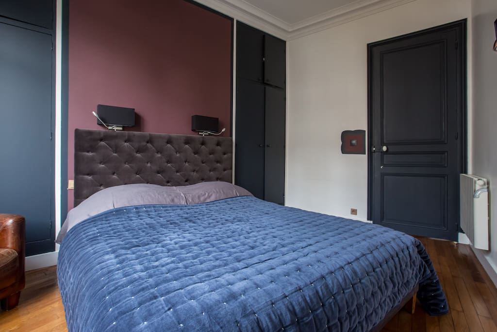 BEDROOM with a king size bed ( 160/200)BED WITH TV, DVD PLAYER,WIFII ,IRON,CLOTHES DRYER, CUPBOARD, BABY BED and FAN ( in summer) THE BED WILL BE READY WHEN YOU ARRIVE