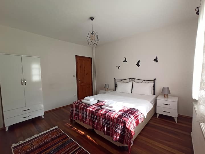 Unser Schlafzimmer im Erdgeschoss. Es gibt 1 Doppelbett und einen Kleiderschrank.