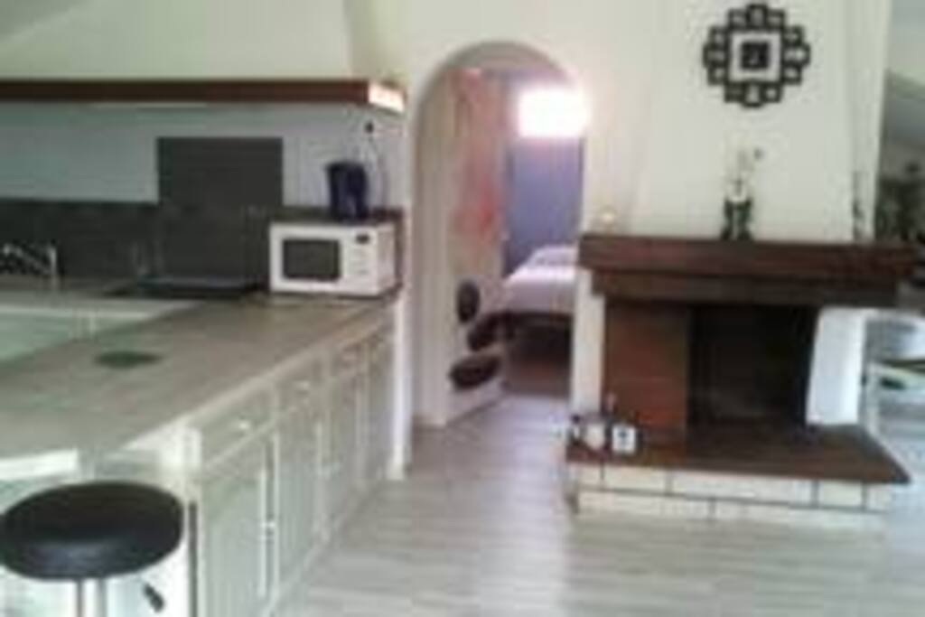 la porte ouverte sur la chambre avec un lit 2 places