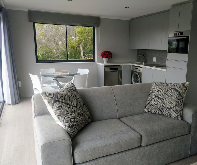 Lounge/Dining Area