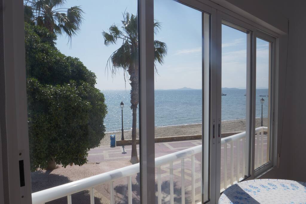Vistas al mar, primera línea de mar.