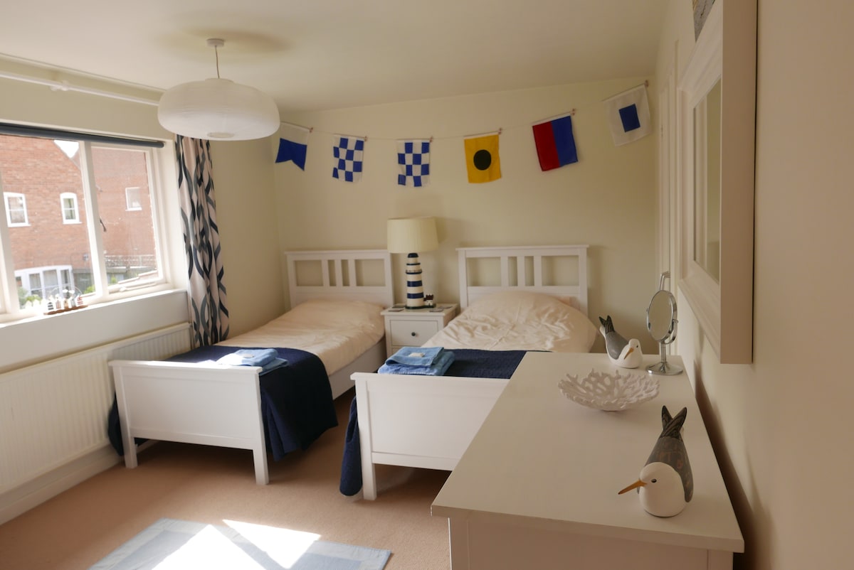 Een van de slaapkamers met twee eenpersoonsbedden