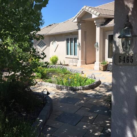 NEAR I25 & Garden of Gods/Family Friendly+Hot Tub