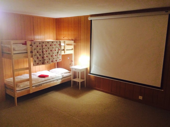 Chumba cha kucheza/chumba cha sinema kilicho na kitanda cha bunk (watu wawili)