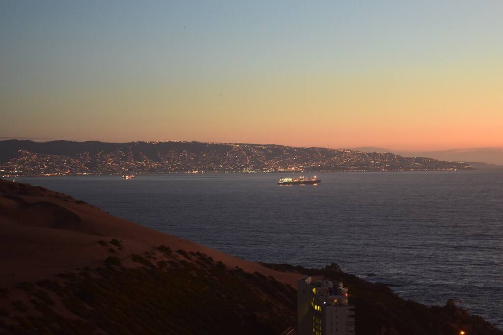 Atardecer, dunas y bahía de Valparaíso.