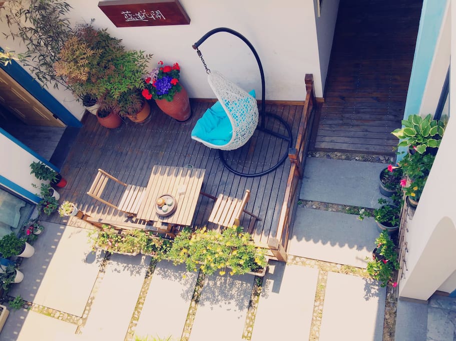 门口的花园吊椅