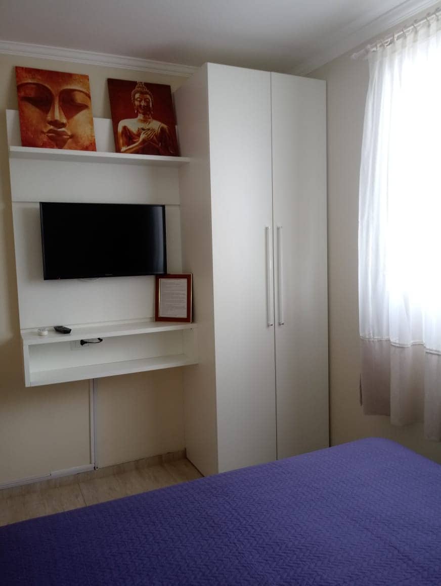 Спалня с двойно легло, телевизор и гардероб