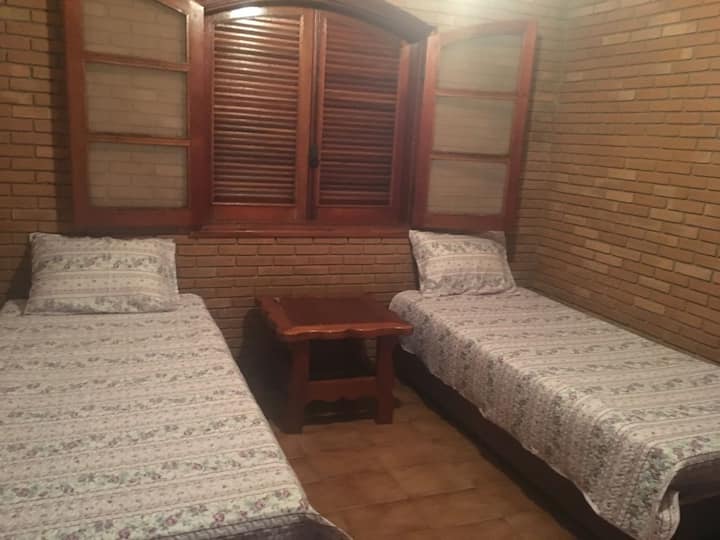 Dhomë me dy krevate dhe një krevat me rrota