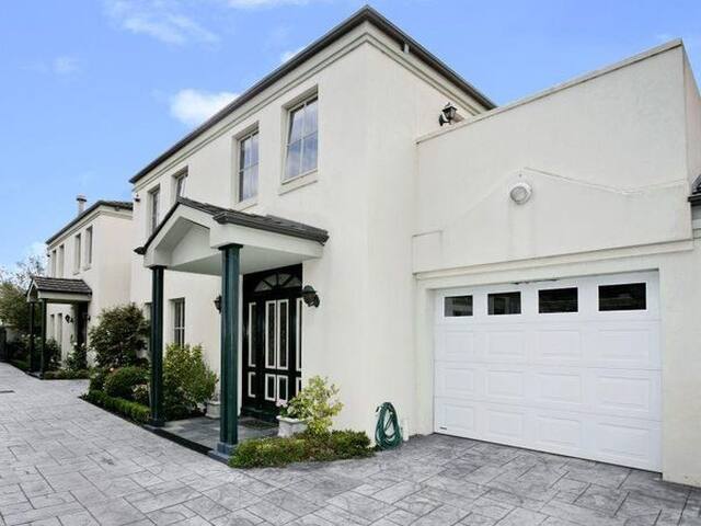 Perfect family 3 bedroom Accomm in Malvern East gallery image 2