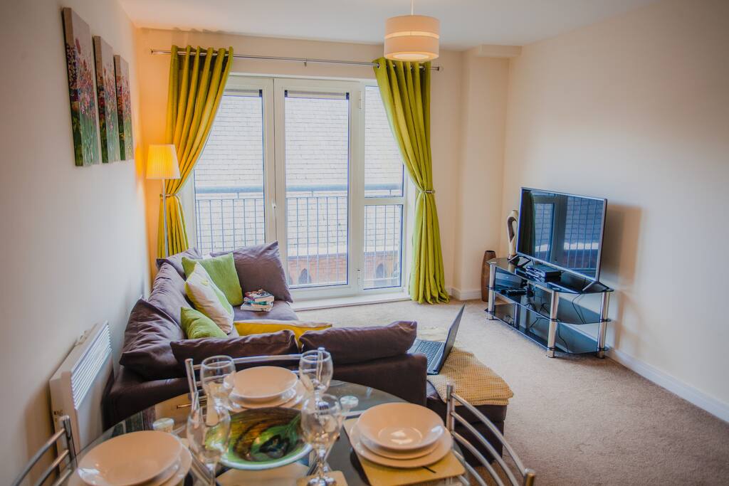 Lounge & Dining Area