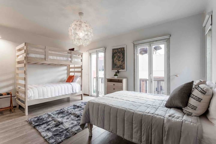 Chumba cha 3 chenye kitanda cha watu wawili na vitanda vya ghorofa. *Sasisha- kitanda cha ghorofa kimebadilishwa kuwa chuma kimoja ambacho kina vitanda vitatu vya mtu mmoja