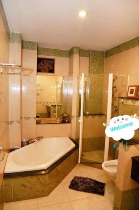 Spacious bathroom with hot water 24/7