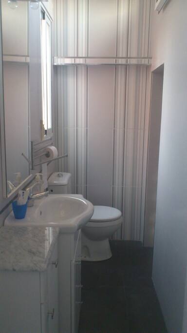 Hay dos cuartos de aseo para invitados, con lavabo, ducha y water.