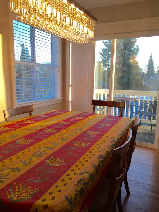 Living/Dining room w/ seating for 6
2nd fl