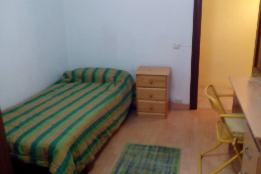 Dormitorio con dos armarios, mesita y mesa de estudio