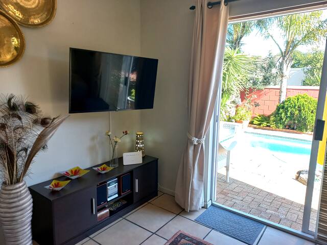 Cape Town Blouberg 3 B/R pool close to beach gallery image 3