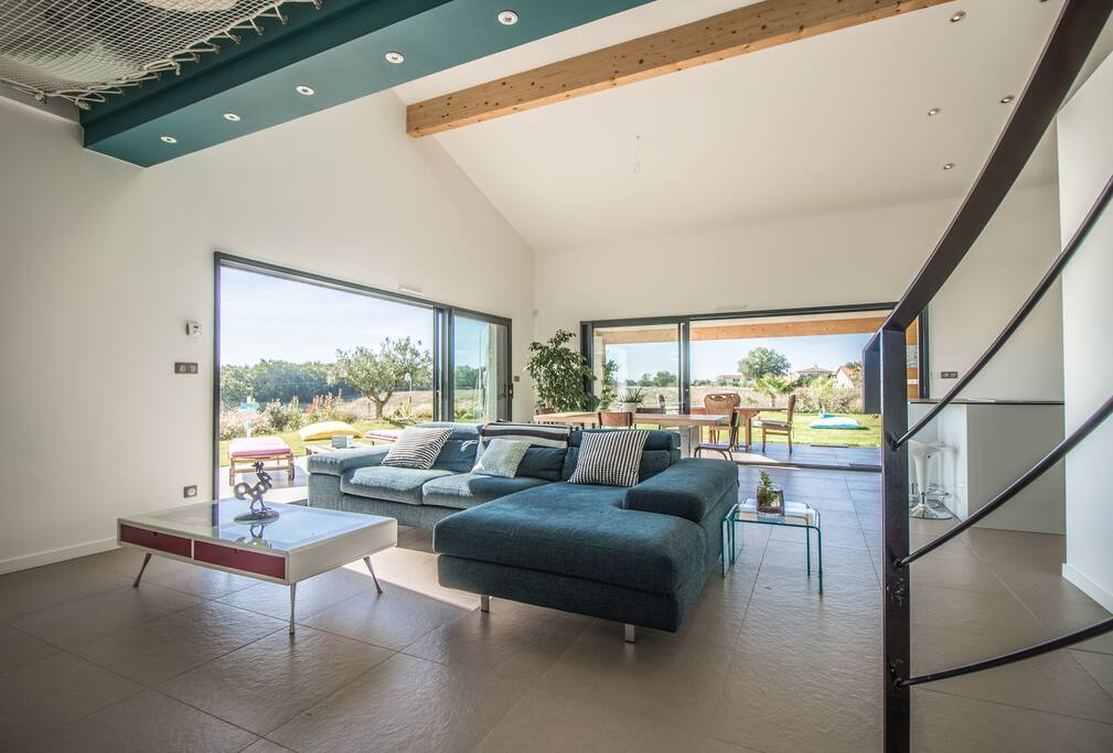 Séjour avec vue sur le jardin, la piscine, et les Pyrénées