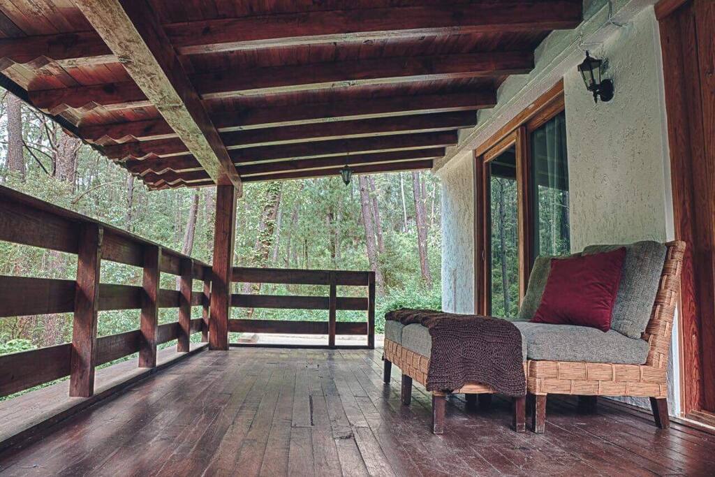 Descansa en la terraza privada de la habitación.