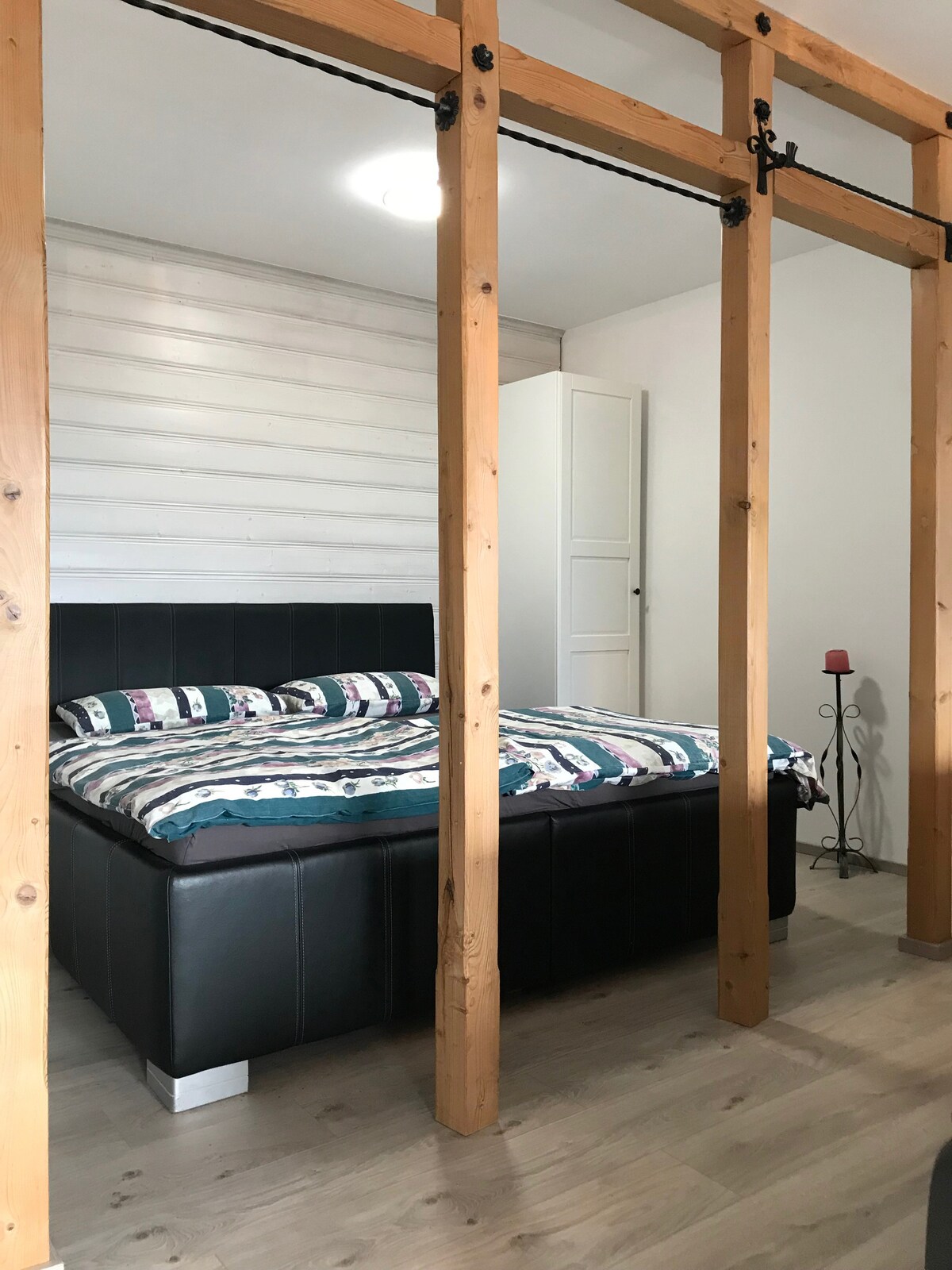 Საძინებლის სივრცე კომფორტული ორადგილიანი საწოლით