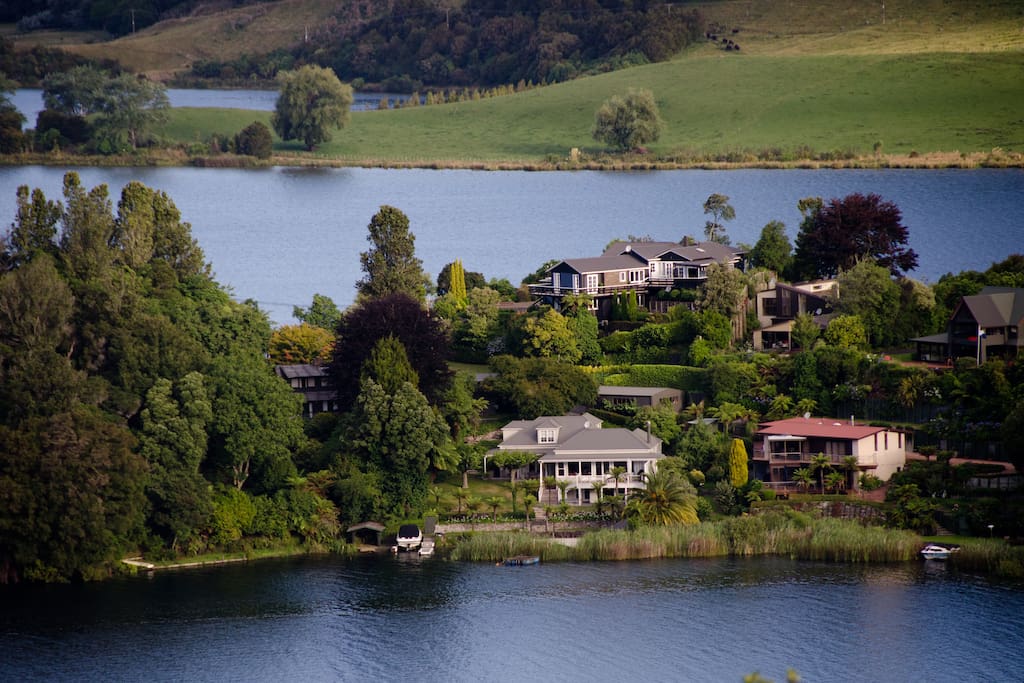 Ngamihi Lodge is on a penninsula.
