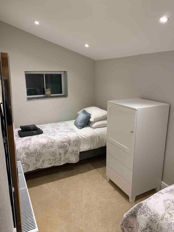 夜间第二张单人床卧室 