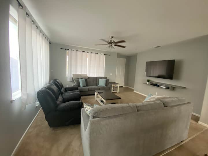 Spacious Comfortable Fullystocked Modern Neat Home - Merced, CA