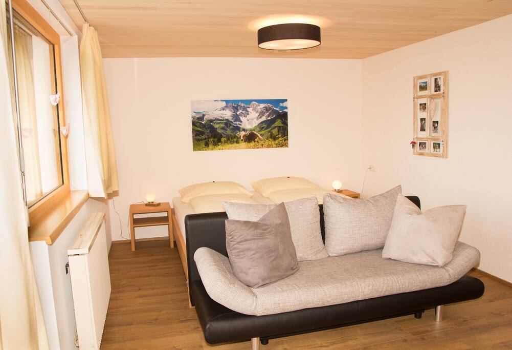 größeres Schlafzimmer mit Aussicht auf Hittisau