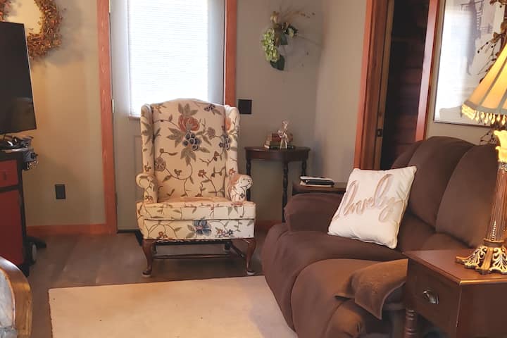 Riverside Romantic
 Montana Cabin 
1/queen Bed - Montana