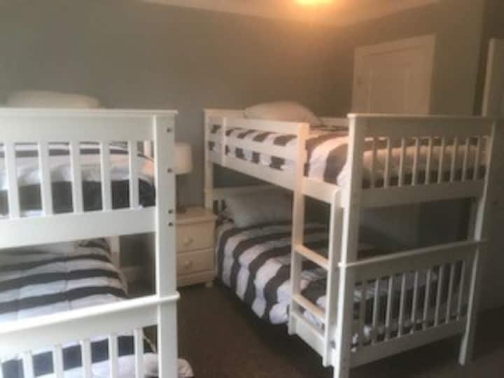 Twee sets stapelbedden (ook een tweepersoonsbed in deze slaapkamer) 