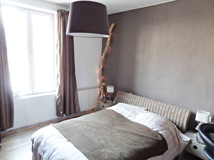 chambre sur cour cosy avec coin bureau