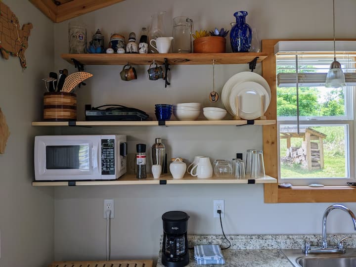 Tiny Home Retreat | Mtn Views + Peaceful Deck - 클레이턴
