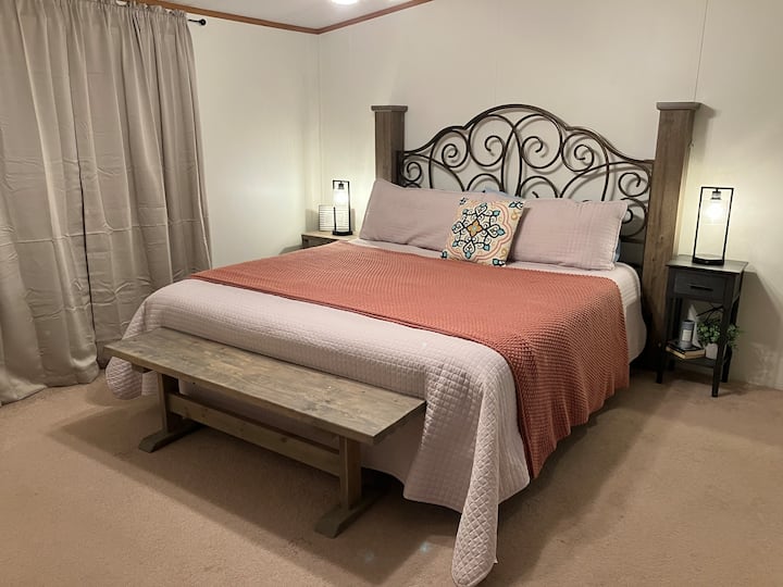 Manželská posteľ v hlavnej spálni!!