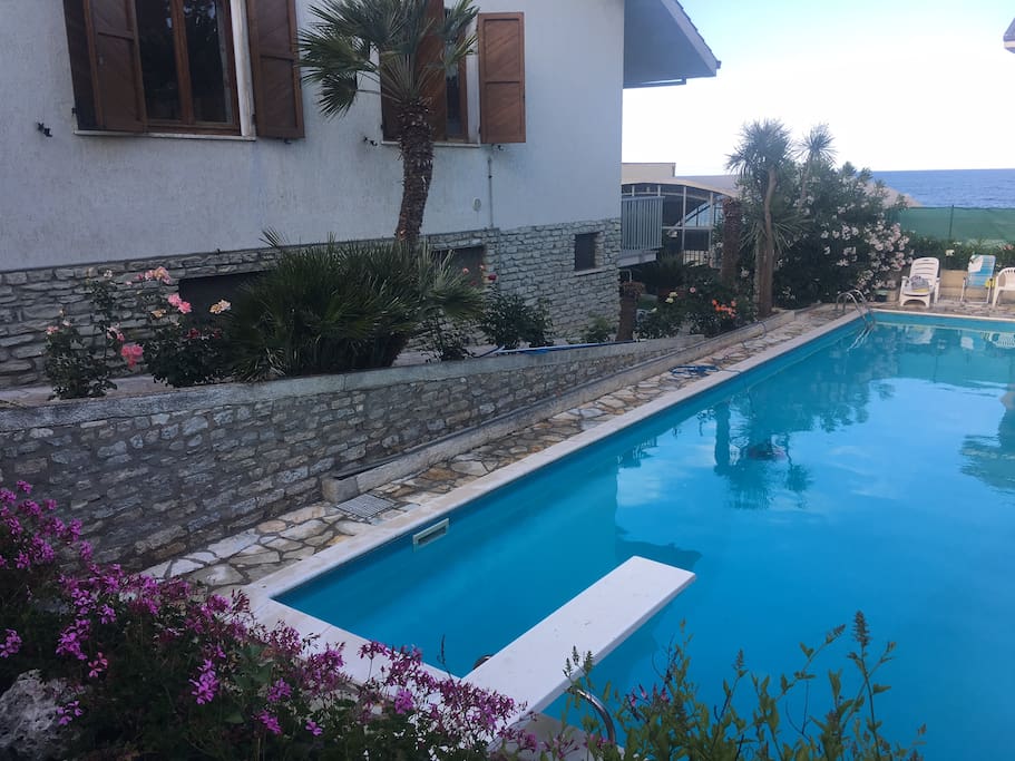 Piscina con vista mare