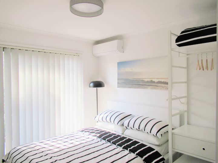 Климатизирани спални соби со брачен кревет (широк 150-179 см) со сезонски соодветна квалитетна постелнина на горниот кат.