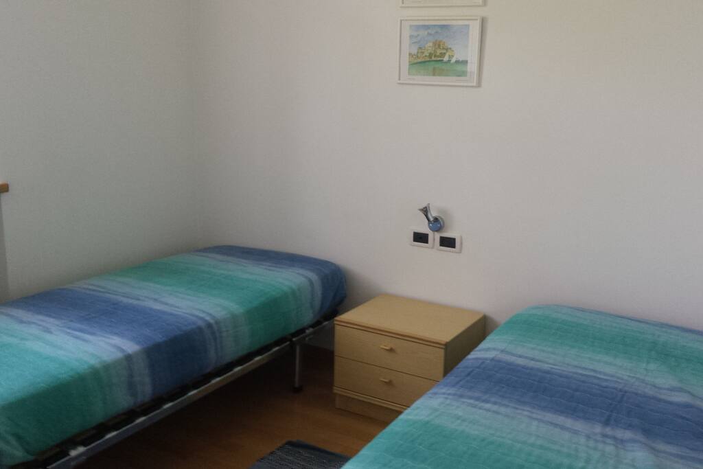 2. romm with 3 single beds