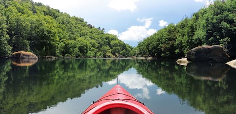 Peaceful & modern, 1 bedroom riverside apartment.