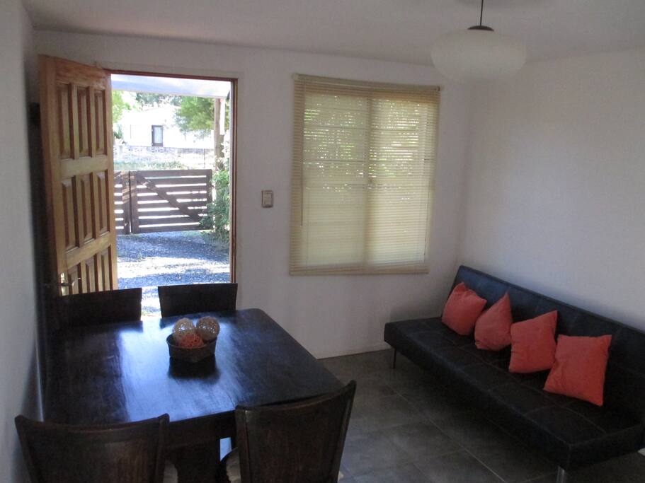 Salón comedor con sofa cama.