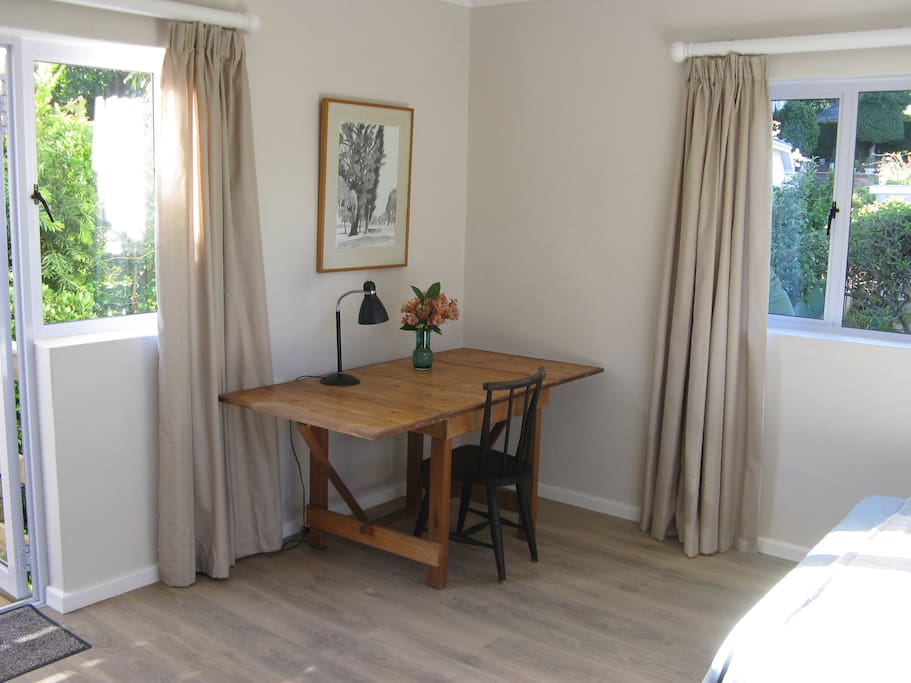Extendable work desk