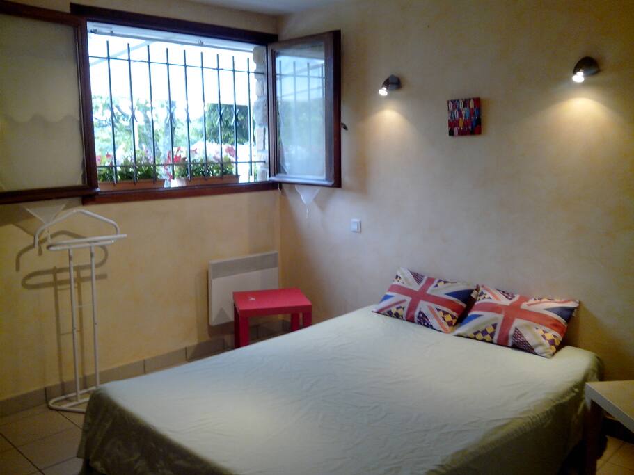 chambre avec TV, lit 140 chauffage