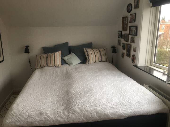 Soveværelse med stor seng (180x210 cm) / Bedroom with large bed (180x210 cm)