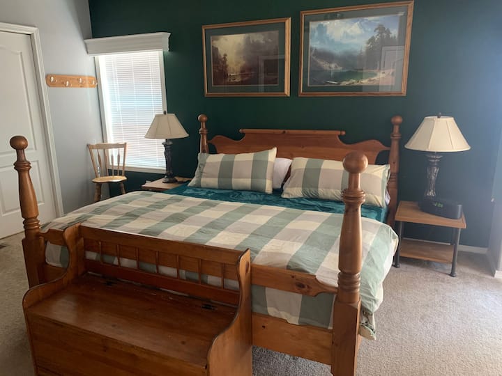 Главна спална соба, топла и удобна, со мемориска пена со брачен кревет. Креветчето е достапно на барање.