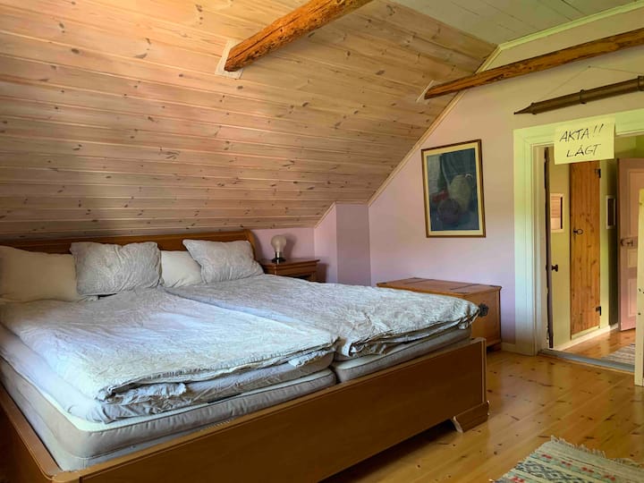 ห้องนอนมีเตียงคู่ 1 เตียงและเตียงเดี่ยว 1 เตียง 