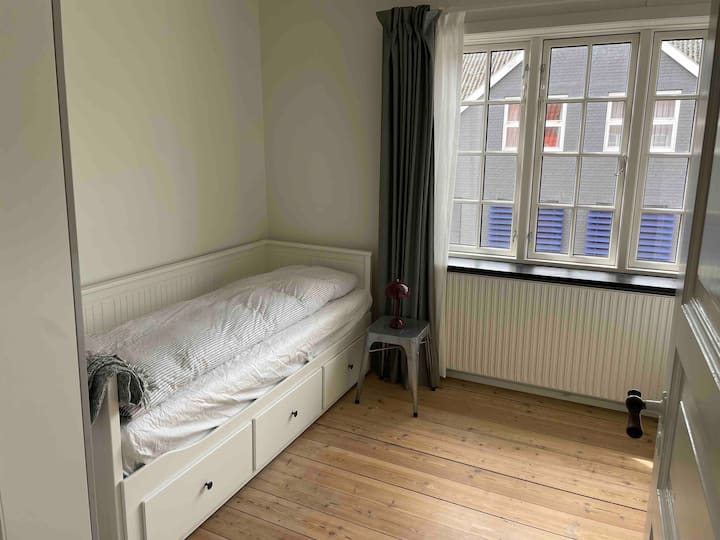 Стая 2 разполага с две легла. En eineltseng og и dbbeltseng (140 см)