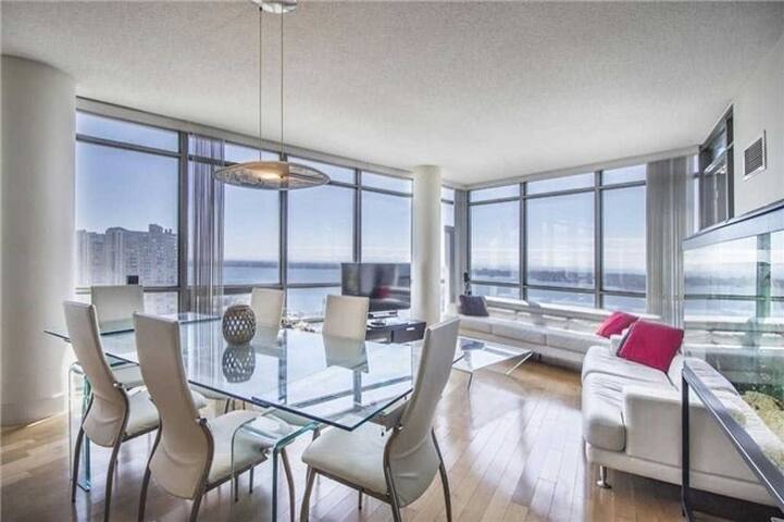 Gorgeous 2 BD w Stunning LAKE View + FREE Parking