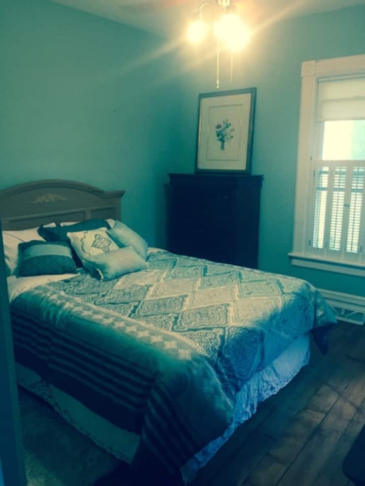 2do dormitorio con cama queen